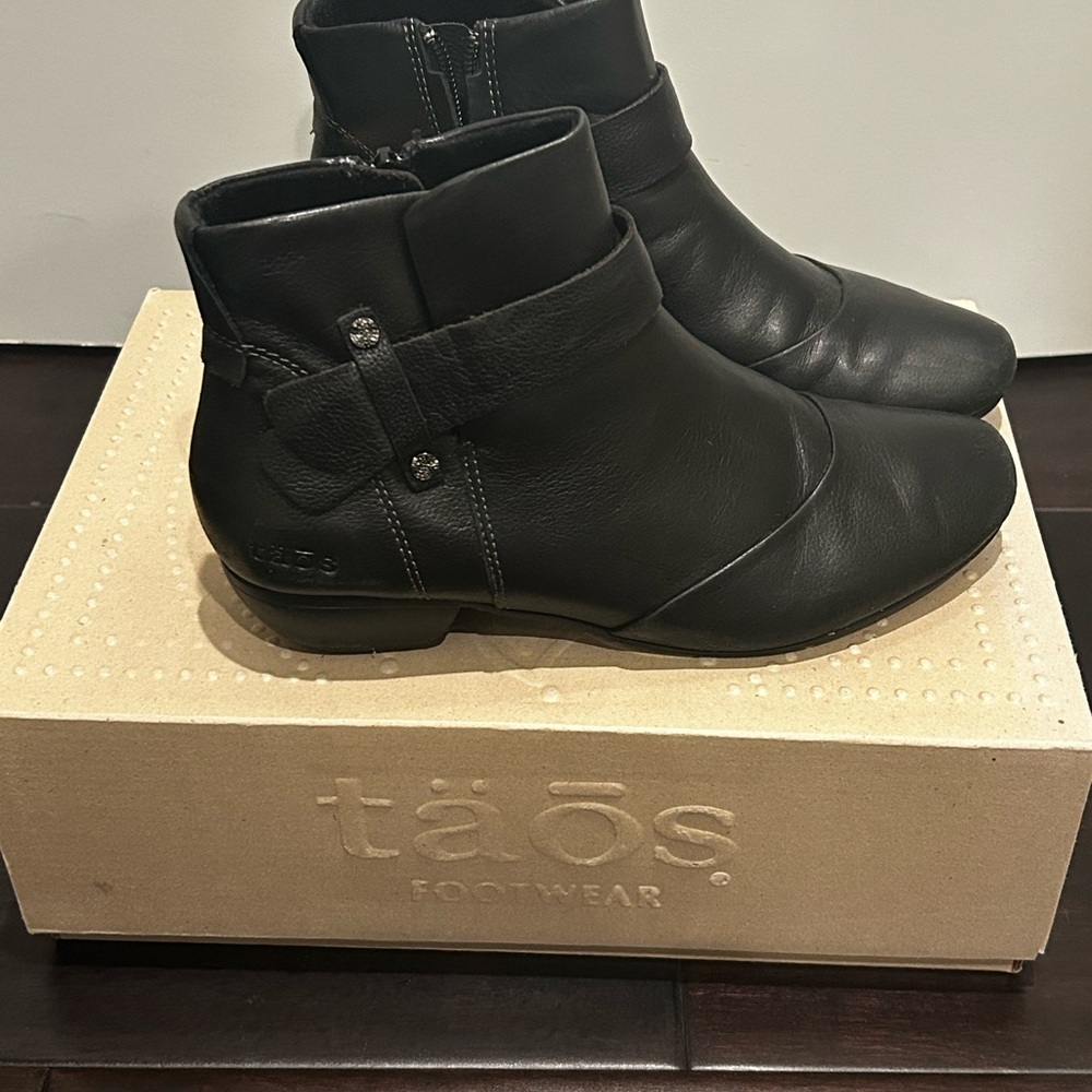 Taos Footwear Women's Sleek Black Ankle Booties